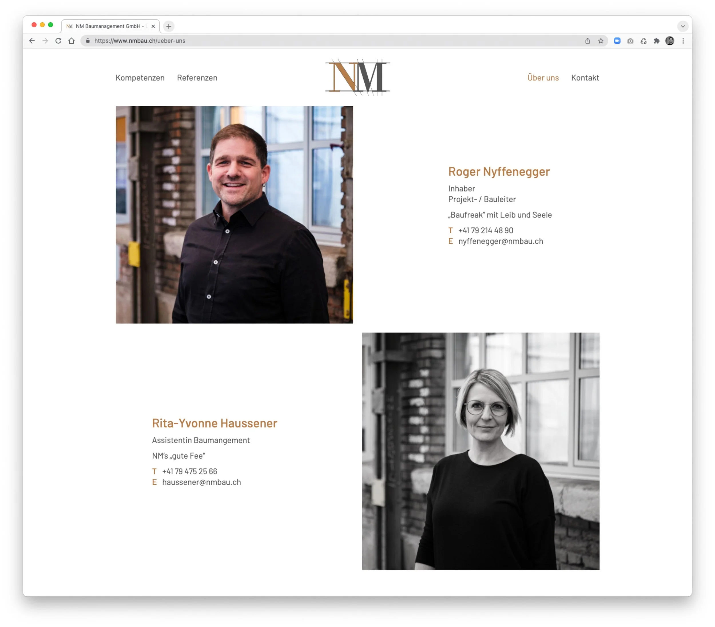 Zwei Porträtaufnahmen von Mitarbeitern auf einer Webseite, oben ein Mann mit dunklem Hemd, unten eine Frau mit dunklem Pullover, beide vor einer Backsteinmauer und Fenstern.